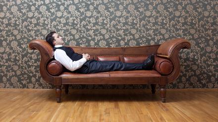 Mann auf der Couch: In der Psychotherapie für Männer ist ein besonderer Ansatz nötig.