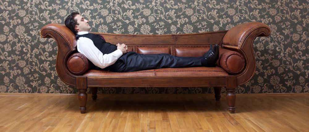Mann auf der Couch: In der Psychotherapie für Männer ist ein besonderer Ansatz nötig.