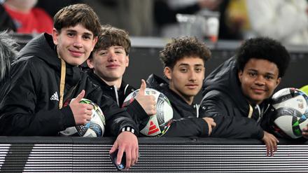 Balljunge Noel Urbaniak (l) hatte beim Länderspiel gegen Italien einen großen Auftritt.