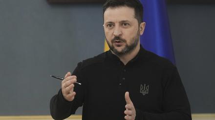 28.03.2025, Ukraine, Kiew: Der ukrainische Präsident Wolodymyr Selenskyj spricht während eines Briefings.