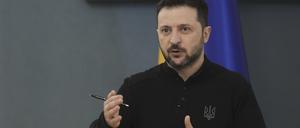 Der ukrainische Präsident Wolodymyr Selenskyj spricht während eines Briefings (Archivbild).