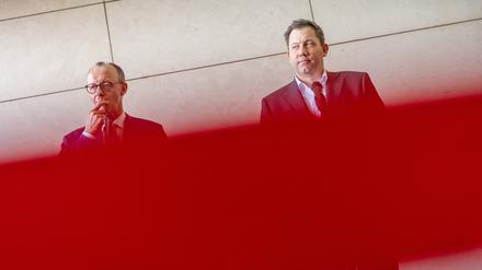 28.03.2025, Berlin: Friedrich Merz (l), Unions-Kanzlerkandidat und CDU-Bundesvorsitzender, und Lars Klingbeil, SPD-Fraktions- und Bundesvorsitzender, geben vor Beginn der Fortsetzung der Koalitionsverhandlungen von Union und SPD ein Statement. Nach den ersten Beratungen in Fach-Arbeitsgruppen wollen Union und SPD ihre Gespräche auf Führungsebene fortsetzen. Foto: Michael Kappeler/dpa +++ dpa-Bildfunk +++