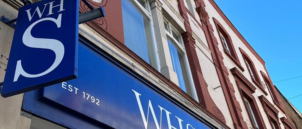 Noch typisch für britische Innenstädte: Filialen von WH Smith. (Archivbild)