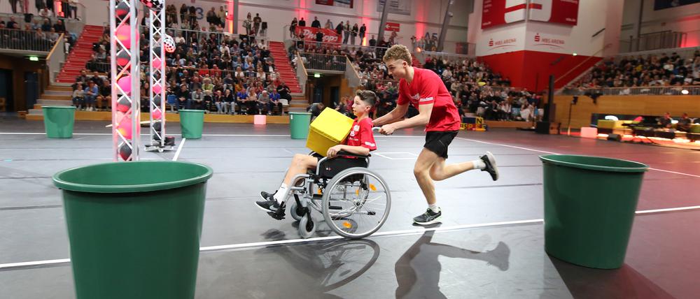 Duell der Sportgiganten. Schülerinnen und Schüler der Sportschule organisieren Show mit Sportprofis und füllen MBS Arena Potsdam.
