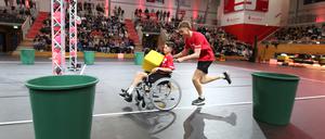 Duell der Sportgiganten. Schülerinnen und Schüler der Sportschule organisieren Show mit Sportprofis und füllen MBS Arena Potsdam.