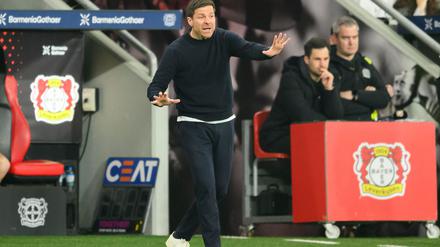Simon Rolfes geht davon aus, dass Trainer Xabi Alonso in Leverkusen bleibt.