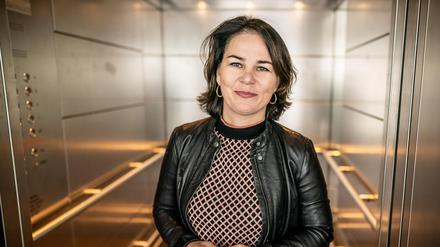 Die Hände kanzlerinnenhaft halten kann sie schon einmal: Annalena Baerbock vor einem Interview 2021.
