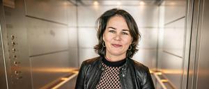 Die Hände kanzlerinnenhaft halten kann sie schon einmal: Annalena Baerbock vor einem Interview 2021.