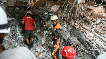 Rettungskräfte suchen in Mandalay nach Opfern des Erdbebens. Mindestens 1000 Menschen kamen allein in Myanmar ums Leben.