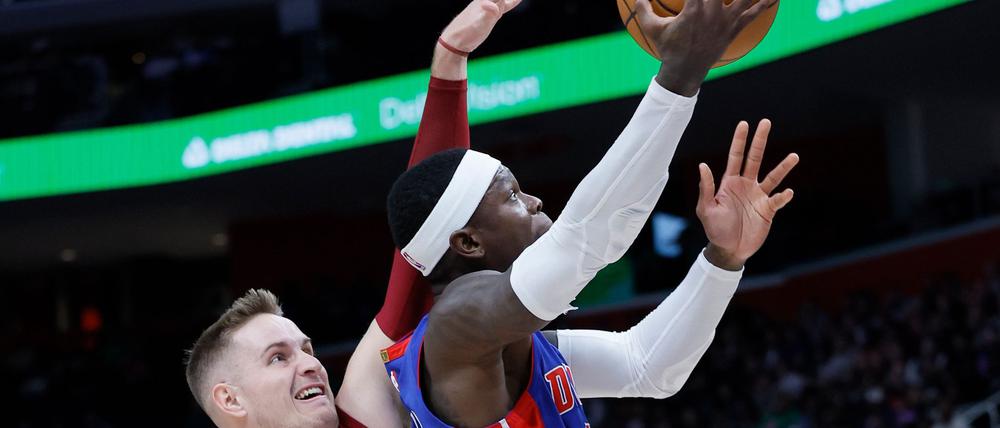 Dennis Schröder (r) von den Detroit Pistons erzielte im Spiel gegen die Cleveland Cavaliers 17 Punkte.