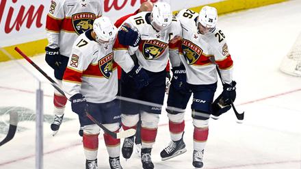 Die Florida Panthers um Nico Sturm haben in der NHL den siebten Heimsieg in Folge gefeiert.