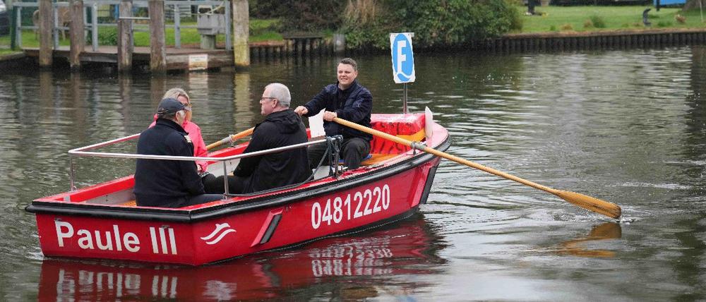 Mit Muskelkraft geht es über die Müggelspree.: Die Ruderfähre Paule III