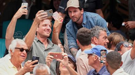 Fußball-Superstar Lionel Messi posiert beim Tennisturnier in Miami für Selfies mit den Fans.