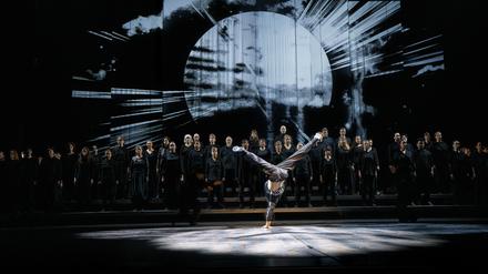 Wilde Moves zur Trauermesse: “Flying Mozart“, das dritte Jubiläumskonzert zum 100. Geburstag des Rundfunkchor, mit den Flying Steps.