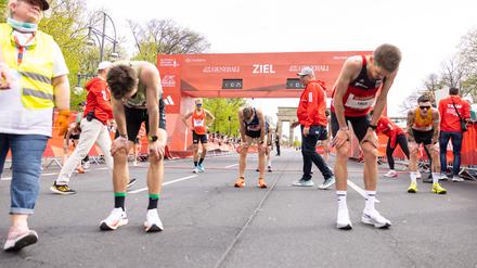 Geschafft! Aber mitunter qualvoll. Finisher des Halbmarathons in Berlin.