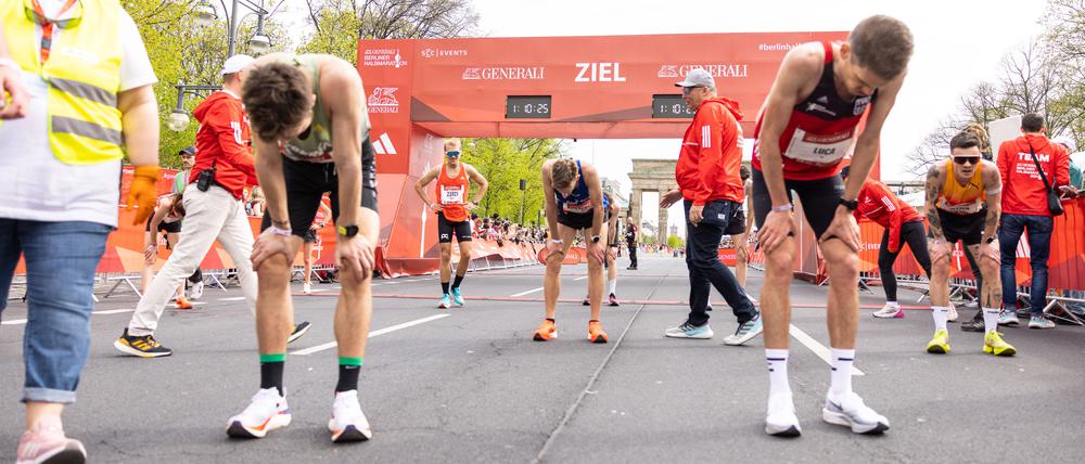 Geschafft! Aber mitunter qualvoll. Finisher des Halbmarathons in Berlin.