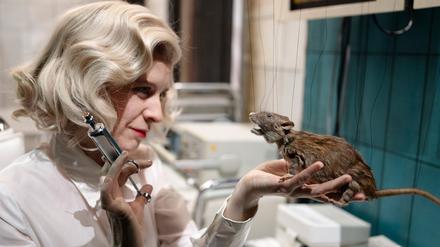 Evamaria Salcher im „Hospital der Geister“ am Deutschen Theater Berlin.