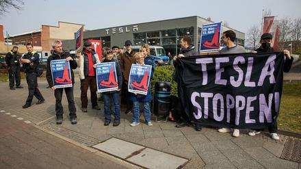 Vor einem Tesla-Geschäft wird demonstriert. 