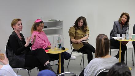Religion und Feminismus - Ein Widerspruch? im Rahmen der 35. Brandenburgischen Frauenwochen diskutieren drei junge Frauen – jüdisch, muslimisch und christlich – über ihr Verständnis von Religion, feministischen Perspektiven und Glaubenswidersprüchen.