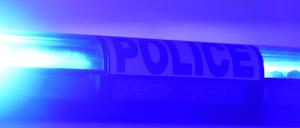 ARCHIV - 06.07.2015, Frankreich, Straßburg: Das Blaulicht eines französischen Streifenwagens der Police Nationale blitzt am 07.07.2015 in Straßburg in Frankreich. Eine bekannte Figur der korsischen Mafia ist am Morgen vor seiner Haustür erschossen worden. (zu dpa: «Korsische Mafia-Größe in Bastia erschossen») Foto: Patrick Seeger/dpa +++ dpa-Bildfunk +++