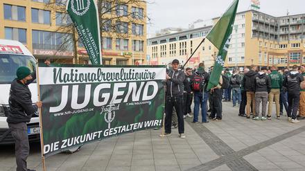 Demonstranten der rechtsextremistischen Partei III. Weg stehen in Berlin-Hellersdorf. 
