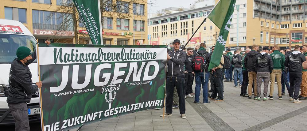 Demonstranten der rechtsextremistischen Partei III. Weg stehen in Berlin-Hellersdorf.