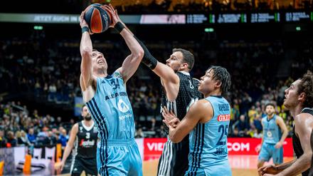 Alba Berlin (mit Ball Justin Bean) zeigte im Heimspiel gegen Bologna eine miserable Leistung.  
