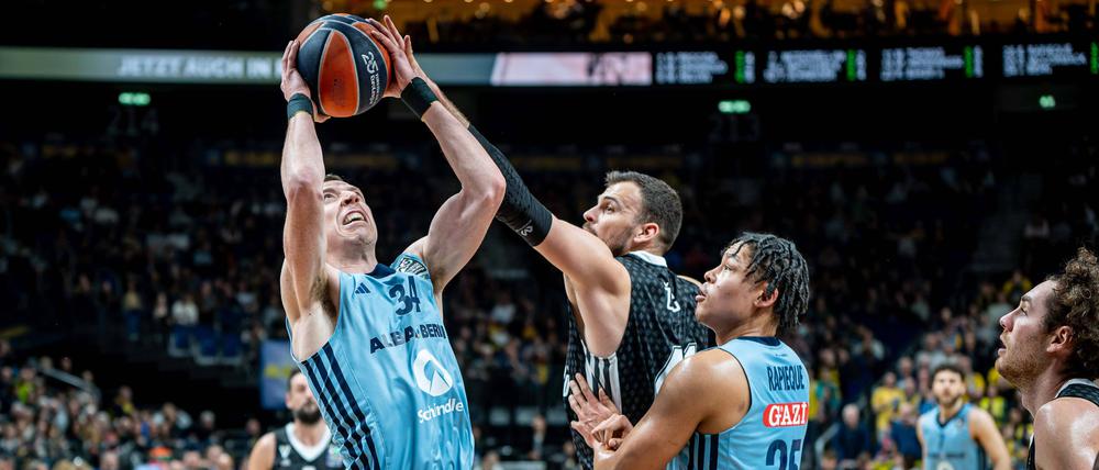 Alba Berlin (mit Ball Justin Bean) zeigte im Heimspiel gegen Bologna eine miserable Leistung.