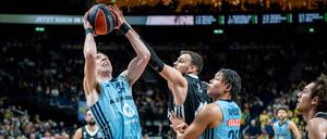 Alba Berlin (mit Ball Justin Bean) zeigte im Heimspiel gegen Bologna eine miserable Leistung.  