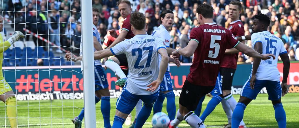 Hatte Hannovers frühe Führung auf dem Fuß: Phil Neumann (Mitte/Rückennummer 5)