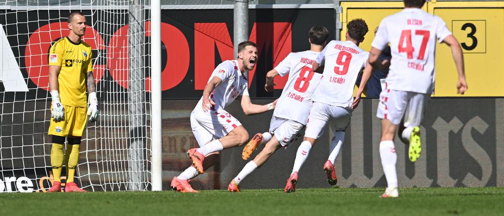 Köln ist nach dem Sieg über Paderborn wieder Tabellenführer.