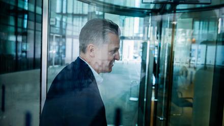 Unions-Vertreter Thorsten Frei auf dem Weg zur nächsten Verhandlungsrunde in der SPD-Zentrale.