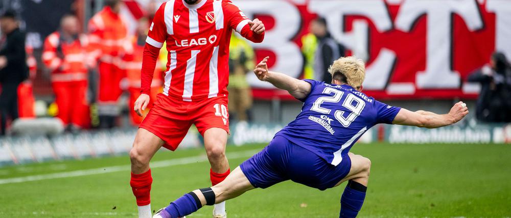 Tolcay Cigerci (l) erzielte den Siegtreffer für Cottbus.