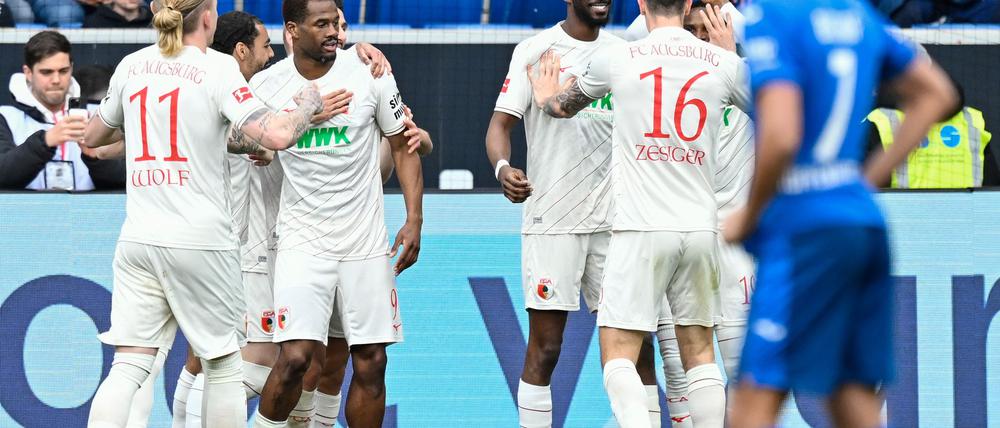 Führungstor für Augsburg: Joker Samuel Essende (3.v.l.)