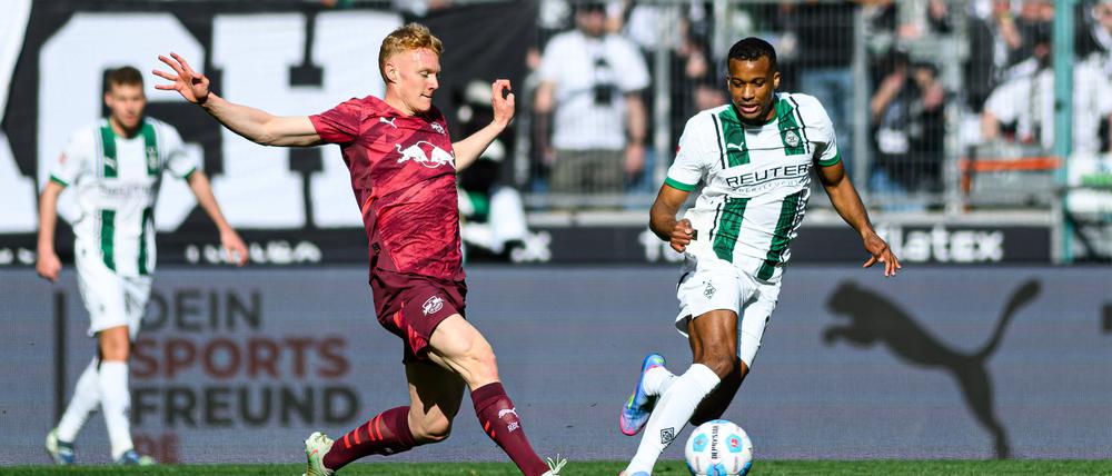 Gladbachs Alassane Plea (re.) avancierte zum Matchwinner gegen RB Leipzig.
