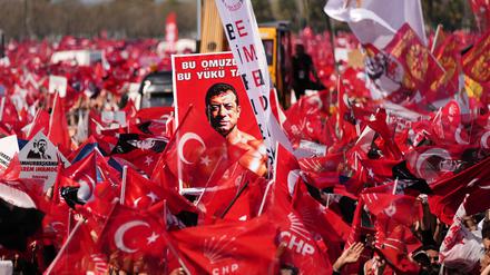 Zehntausende auf den Straßen: Proteste gegen die türkische Justiz und Regierung.  