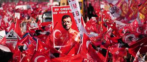 Zehntausende auf den Straßen: Proteste gegen die türkische Justiz und Regierung.  