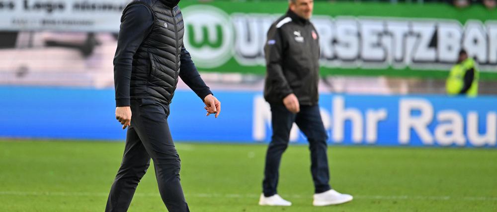 Wolfsburgs Trainer Ralph Hasenhüttl (l) und sein Heidenheimer Kollege Frank Schmidt nach dem Spiel.