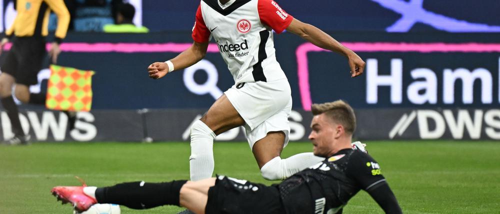 Stuttgarts Maximilian Mittelstädt (vorne) verhinderte die Führung durch Frankfurts Ansgar Knauff mit einer Riesen-Rettungstat.