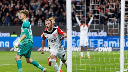 Mario Götze Eintracht Frankfurt 27 staubt zur 1:0 Führung ab