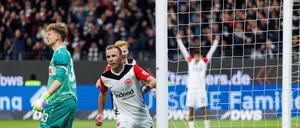 Mario Götze Eintracht Frankfurt 27 staubt zur 1:0 Führung ab