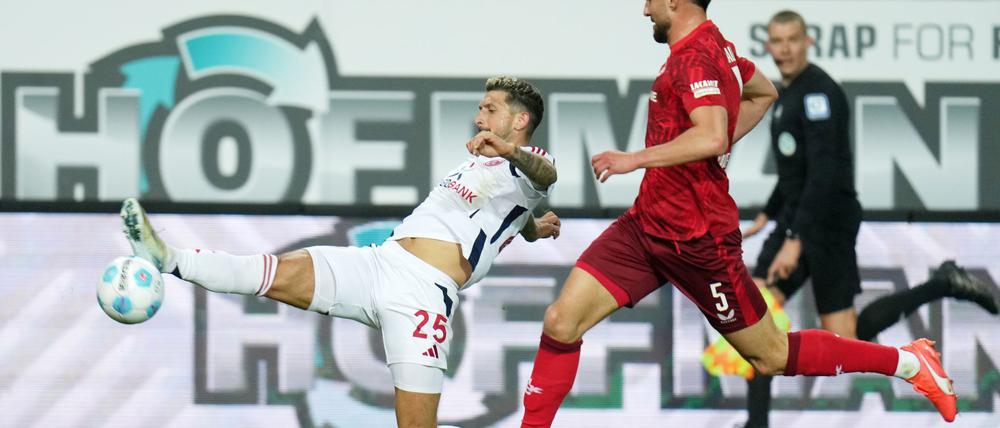 Kampf um jeden Ball im Spiel Kaiserslautern gegen Düsseldorf.