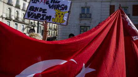 Ein Mitglied der türkischen Gemeinde in Madrid hält ein Plakat hinter einer riesigen türkischen Flagge, während einer Demonstration an der Puerta del Sol gegen die Verhaftung des Istanbuler Bürgermeisters Imamoglu. 