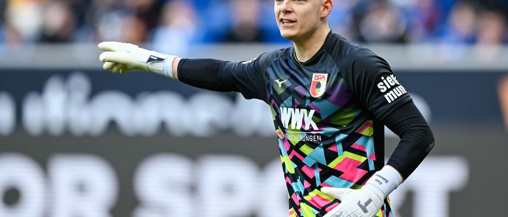 Deutschland oder England? Augsburgs Keeper Dahmen lässt eine Entscheidung offen.