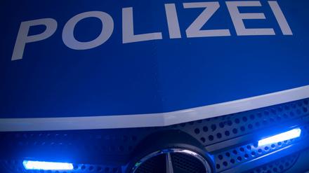 Wegen einer vermeintlichen Leiche wurde die Polizei in Rostock auf den Plan gerufen. (Symbolbild)