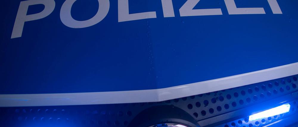 Wegen einer vermeintlichen Leiche wurde die Polizei in Rostock auf den Plan gerufen. (Symbolbild)