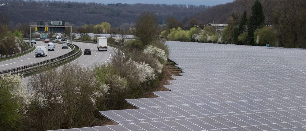 Stromnetz-Experten rechnen an Ostern und Pfingsten nicht mit großflächigen Stromausfällen durch zu viel Solarstrom. (Symbolbild)