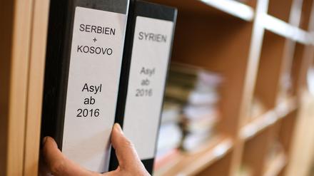 Gerichtliche Asylklageverfahren dauerten zuletzt im Schnitt 16,6 Monate. In Eilverfahren entschieden die Gerichte innerhalb von 32 bis 38 Tagen. Anhängig waren bundesweit zuletzt rund 136.000 Asylklagen. (Symbolbild)