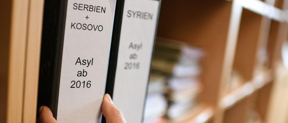Gerichtliche Asylklageverfahren dauerten zuletzt im Schnitt 16,6 Monate. In Eilverfahren entschieden die Gerichte innerhalb von 32 bis 38 Tagen. Anhängig waren bundesweit zuletzt rund 136.000 Asylklagen. (Symbolbild)