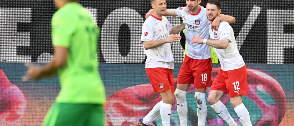 Jubel über das Siegtor: Heidenheims Marvin Pieringer (M) nach seinem Elfmeter zum 0:1.